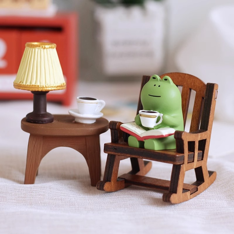Office Furniture Heaven - かわいい癒し系の小さな装飾品、キュートなミニカエルの樹脂製置物、揺り椅子デザイン、本とコーヒー付き、自宅、寝室、オフィスの装飾に